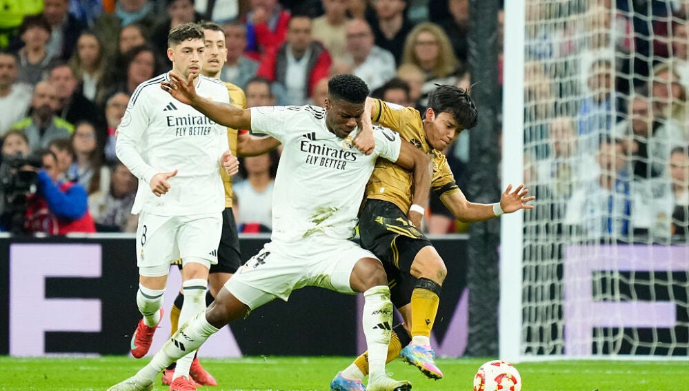 Tchouaméni lucha un balón con Kubo en el Real Madrid - Real Sociedad de Copa del Rey