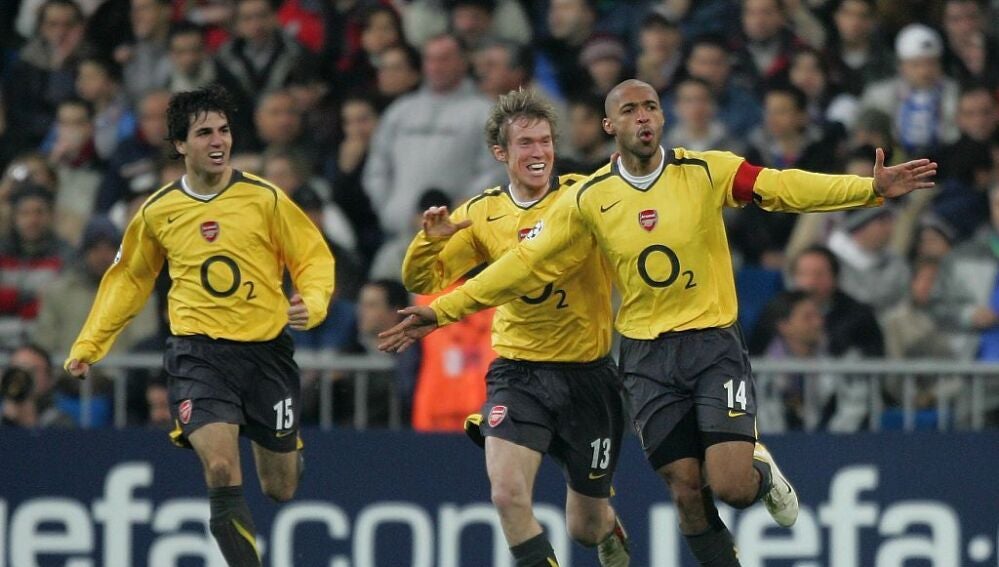Thierry Henry celebra junto a Hleb y Fábregas el gol de la victoria del Arsenal en el Santiago Bernabéu en 2006