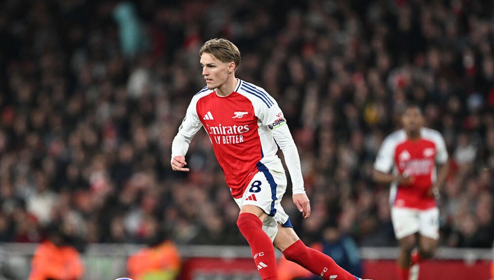 Martin Odegaard durante un partido con el Arsenal