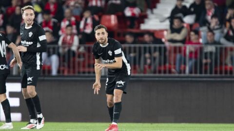 Salinas celebra su gol en Almería. 