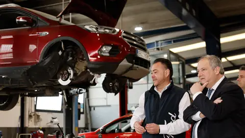 El ministro de Industria y Turismo, Jordi Hereu, este viernes en Catarroja (Valencia) durante su visita para conocer el avance de las medidas del Plan Reinicia+ El ministro de Industria y Turismo, Jordi Hereu, este viernes en Catarroja (Valencia) durante su visita para conocer el avance de las medidas del Plan Reinicia+