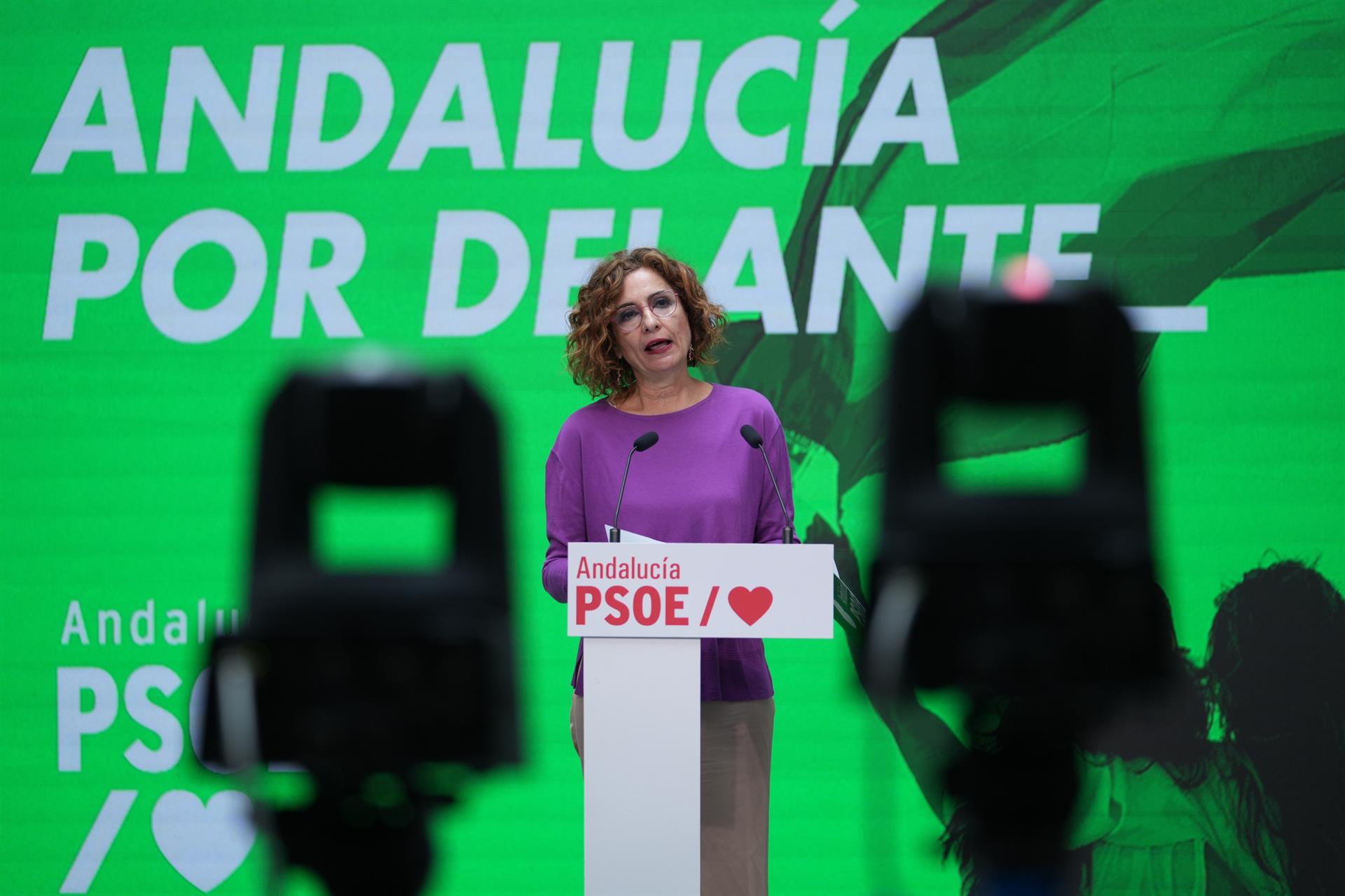 Montero afea la crítica "infantil" del PP al viaje de Sánchez a China: "Moreno se fotografió con la hoz y el martillo" Montero afea la crítica "infantil" del PP al viaje de Sánchez a China: "Moreno se fotografió con la hoz y el martillo"