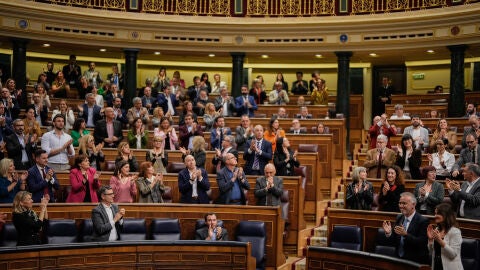 Fotograf&iacute;a general del pleno en el que se ha dado luz verde a la reforma de la Leyd e Extranjer&iacute;a. En plano los ministros &Aacute;ngel V&iacute;ctor Torres y Sira Rego 