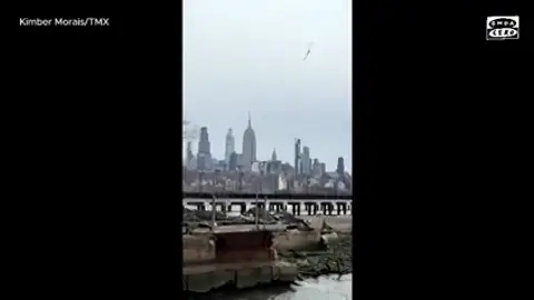 Los terribles vídeos del accidente de helicóptero en el que han muerto cinco españoles en Nueva York Los terribles vídeos del accidente de helicóptero en el que han muerto cinco españoles en Nueva York