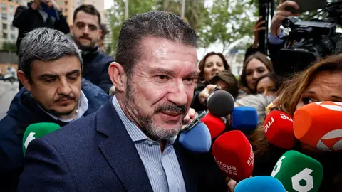 El exsecretario autonómico de Emergencias, Emilio Argüeso, su llegada a los juzgados de València para declarar como investigado en la causa judicial por la gestión de la dana. El exsecretario autonómico de Emergencias, Emilio Argüeso, su llegada a los juzgados de València para declarar como investigado en la causa judicial por la gestión de la dana.