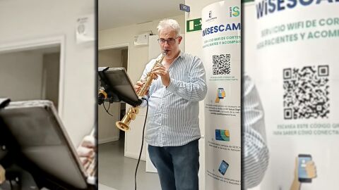Paco Ballesteros tocando en el Hospital General de Valdepe&ntilde;as