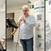 Paco Ballesteros tocando en el Hospital General de Valdepeñas