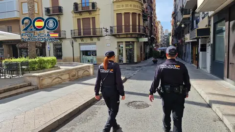 Agentes de la Policía Nacional en el centro de Elche. Agentes de la Policía Nacional en el centro de Elche.