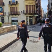 Agentes de la Policía Nacional en el centro de Elche.