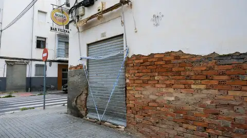 Local precitando por la Policía Local en el bloque 8 del barrio de San Antón de Elche. Local precitando por la Policía Local en el bloque 8 del barrio de San Antón de Elche.