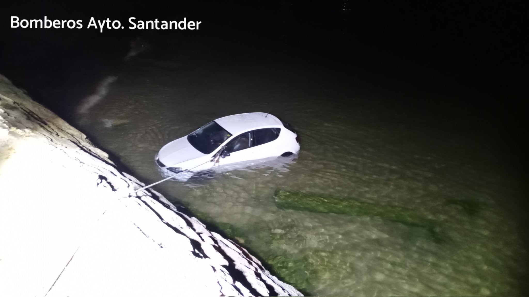 Un coche se sale de la vía y cae al agua en la playa de Los Peligros de Santander Un coche se sale de la vía y cae al agua en la playa de Los Peligros de Santander