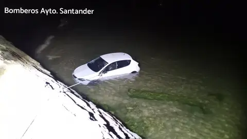Un coche se sale de la vía y cae al agua en la playa de Los Peligros de Santander Un coche se sale de la vía y cae al agua en la playa de Los Peligros de Santander