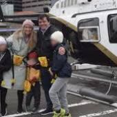 La familia de Agustín Escobar antes de montar en el helicóptero