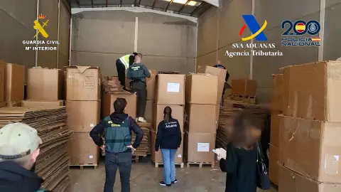 Cajas de cartón con tabaco descubiertas en una de las fábricas Cajas de cartón con tabaco descubiertas en una de las fábricas