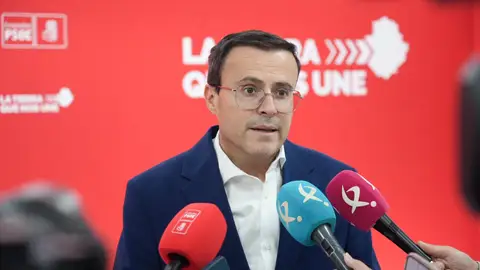 Gallardo lamenta la "deslealtad institucional" de la Junta al no acudir a la reunión con Cuerpo sobre los aranceles Gallardo lamenta la "deslealtad institucional" de la Junta al no acudir a la reunión con Cuerpo sobre los aranceles