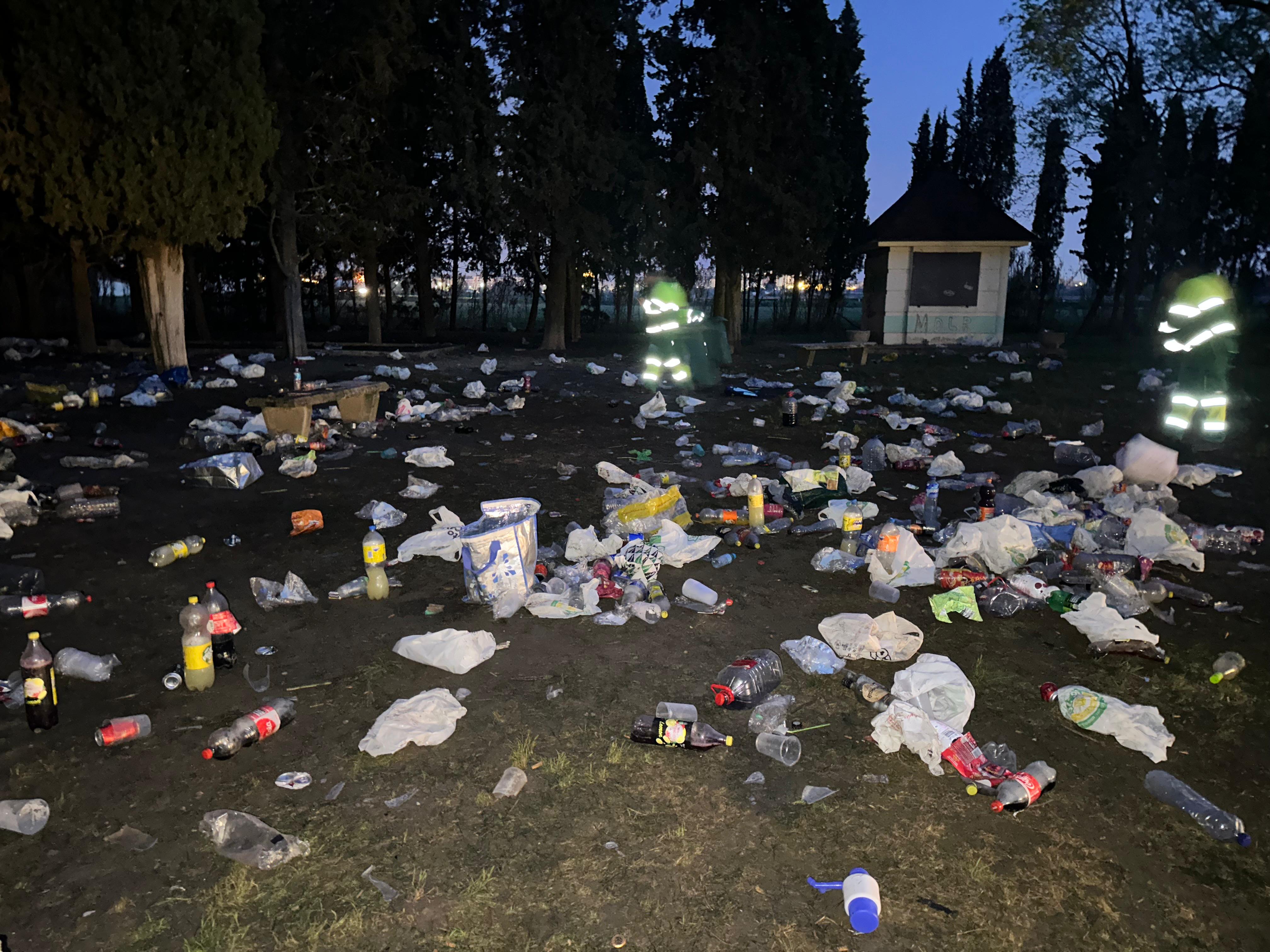 En Huesca, Salas vuelve a llenarse de basura tras una fiesta universitaria En Huesca, Salas vuelve a llenarse de basura tras una fiesta universitaria