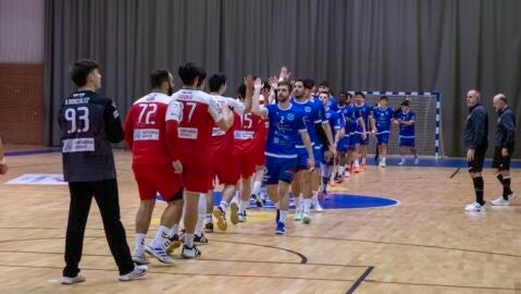 Los jugadores del Uni&ograve;n Financiera base Oviedo saludan a los del Soria