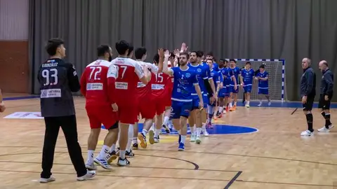 Los jugadores del Uniòn Financiera base Oviedo saludan a los del Soria Los jugadores del Uniòn Financiera base Oviedo saludan a los del Soria