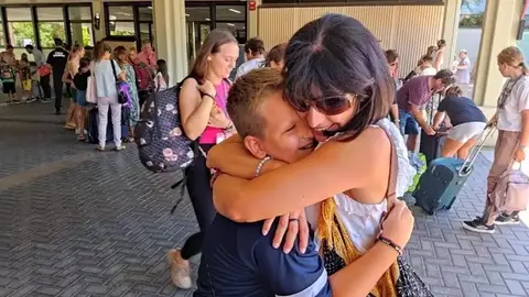 Un menor ucraniano es recibido por su familia de acogida. Un menor ucraniano es recibido por su familia de acogida.