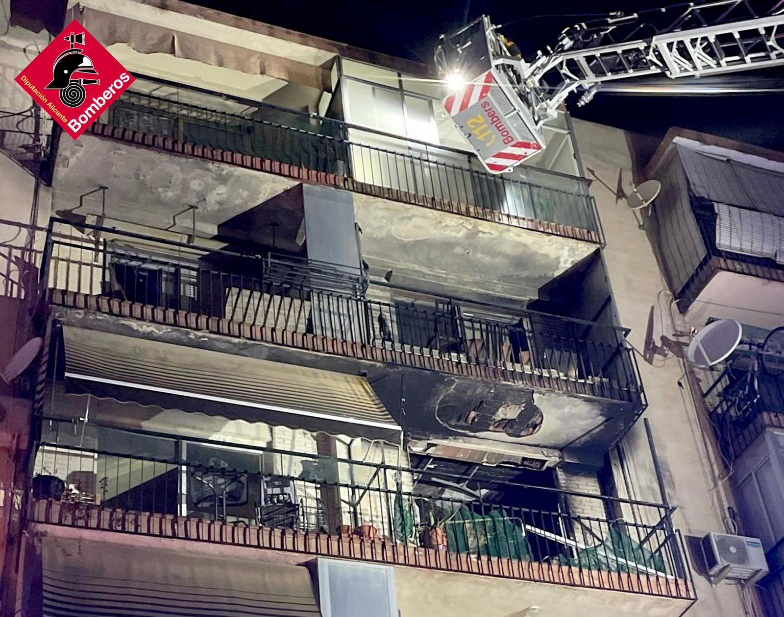 El incendio de la batería de un patinete eléctrico en Elche provoca el rescate de diez personas de un edificio del Sector V El incendio de la batería de un patinete eléctrico en Elche provoca el rescate de diez personas de un edificio del Sector V