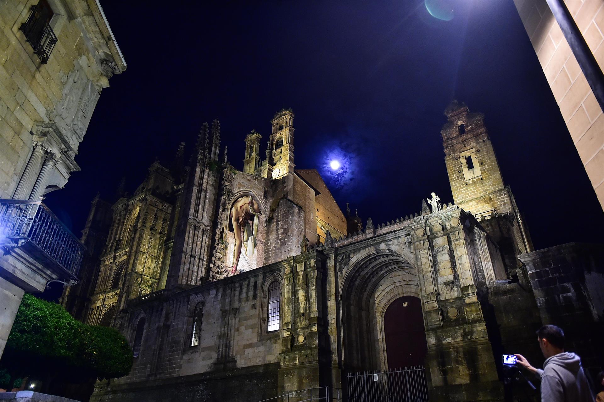 Una veintena de localidades y monumentos extremeños apagan sus luces para pedir la continuidad de la Central Nuclear de Almaraz Una veintena de localidades y monumentos extremeños apagan sus luces para pedir la continuidad de la Central Nuclear de Almaraz