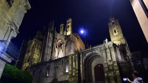 Una veintena de localidades y monumentos extremeños apagan sus luces para pedir la continuidad de la Central Nuclear de Almaraz Una veintena de localidades y monumentos extremeños apagan sus luces para pedir la continuidad de la Central Nuclear de Almaraz