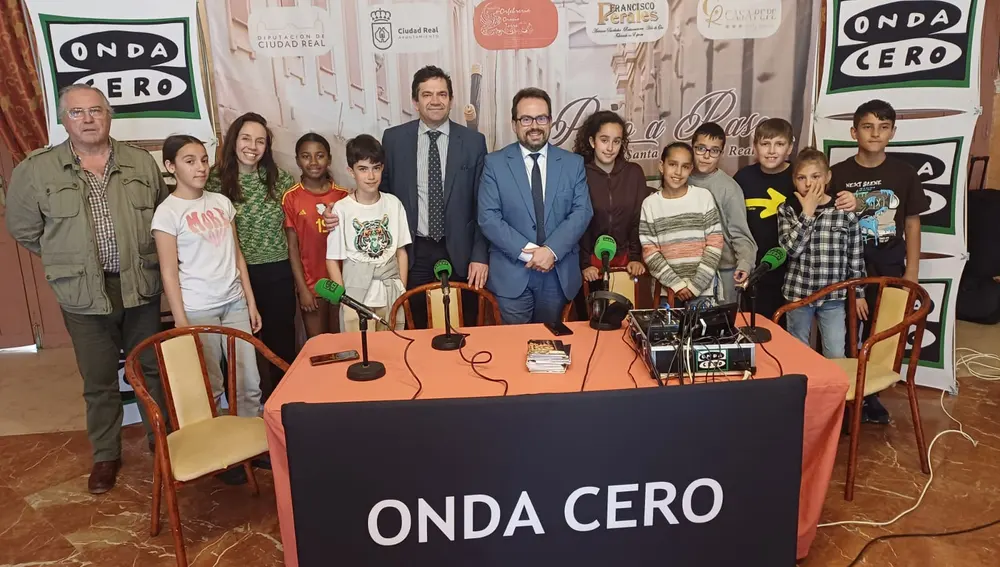 Paso a paso con alumnos del Jorge Manrique y el Presidente de la Diputación de Ciudad Real Paso a paso con alumnos del Jorge Manrique y el Presidente de la Diputación de Ciudad Real