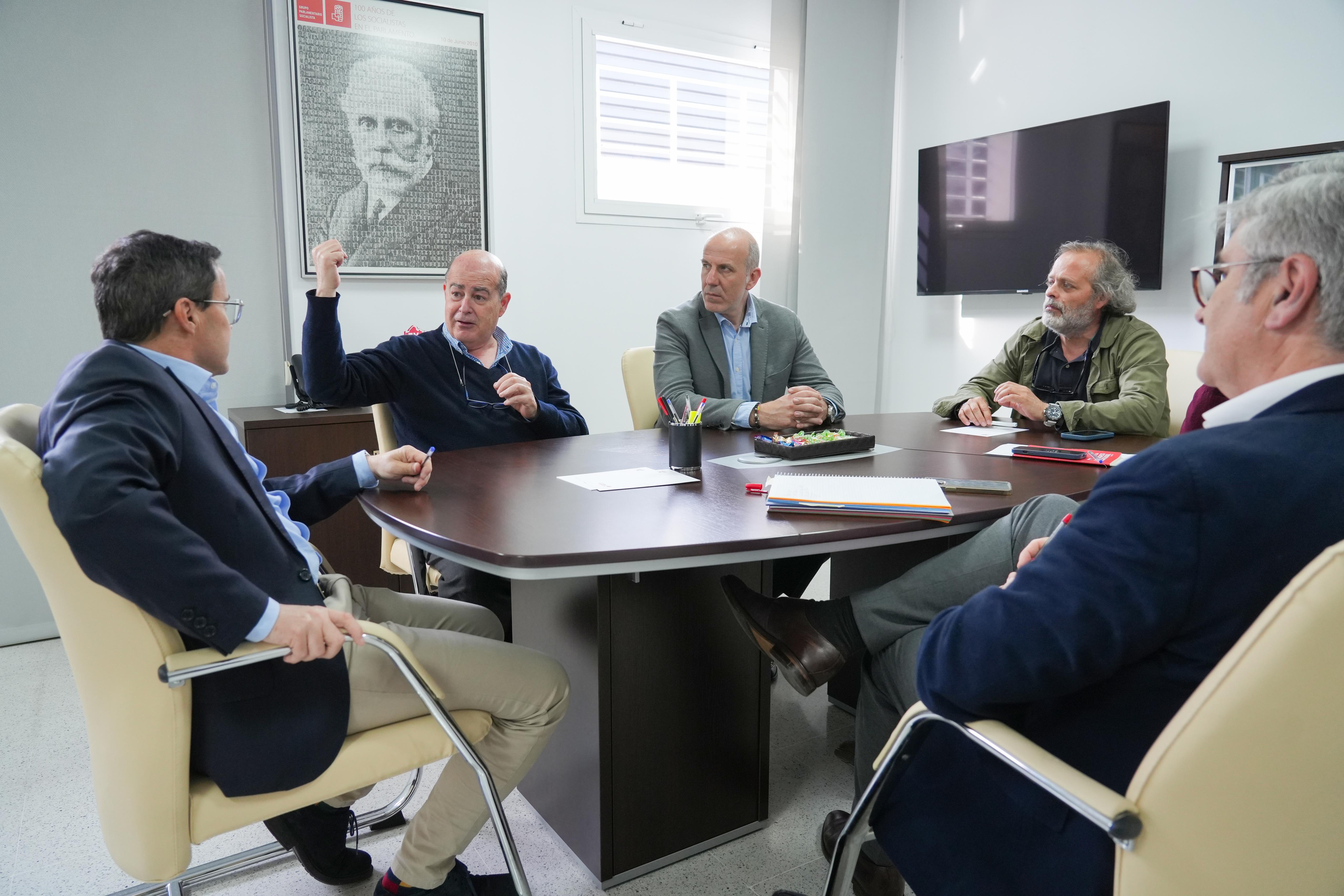 Gallardo presenta a los sectores afectados por los aranceles las propuestas del PSOE para minimizar el efecto en Extremadura Gallardo presenta a los sectores afectados por los aranceles las propuestas del PSOE para minimizar el efecto en Extremadura