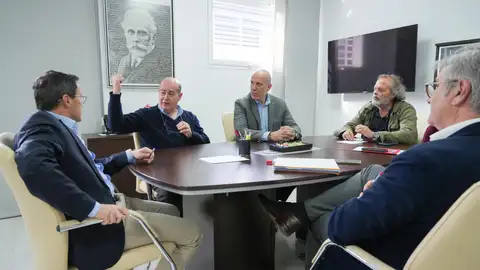 Gallardo presenta a los sectores afectados por los aranceles las propuestas del PSOE para minimizar el efecto en Extremadura Gallardo presenta a los sectores afectados por los aranceles las propuestas del PSOE para minimizar el efecto en Extremadura