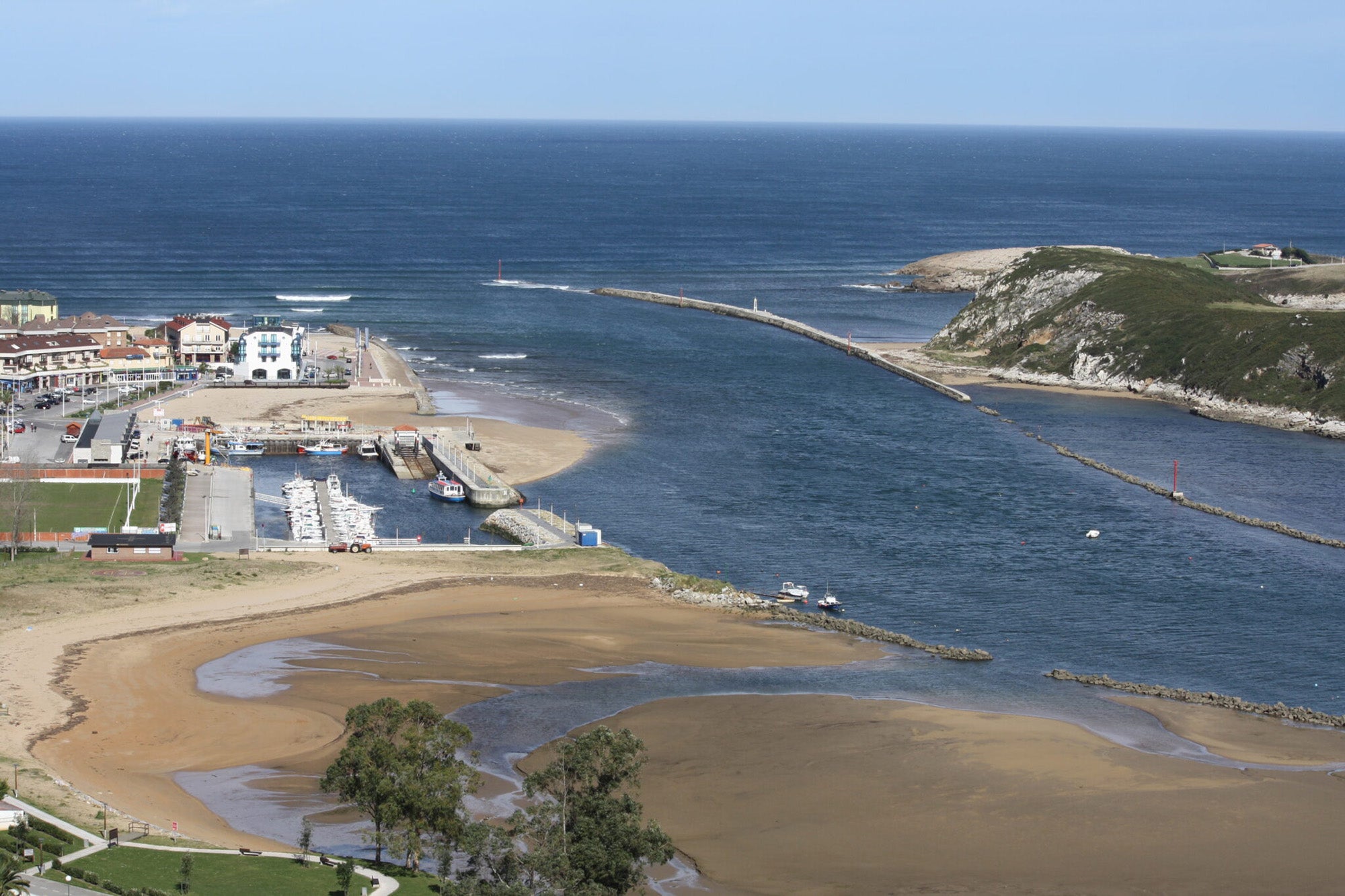 Continúa por mar y aire la búsqueda del pescador desaparecido en la costa de Suances Continúa por mar y aire la búsqueda del pescador desaparecido en la costa de Suances