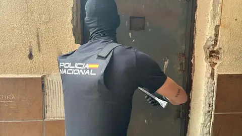 Policía Nacional detiene a dos personas por vender droga desde un hueco practicado en la pared de una corrala Policía Nacional detiene a dos personas por vender droga desde un hueco practicado en la pared de una corrala