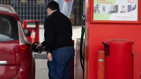 Una persona reposta en una gasolinera en Madrid (España). Una persona reposta en una gasolinera en Madrid (España).