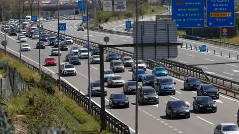 Operación salida Semana Santa 2025: las mejores horas para viajar y evitar atascos Imagen de archivo del éxodo vacacional por el Jueves Santo de 2023. EFE/Miguel Toña