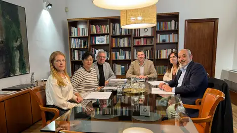 El conseller de Turismo, Jaume Bauzà, y el director general de Turismo, Josep Aloy, durante la reunión con Manuela Cañadas, María José Verdú, Sergio Rodríguez y Melina Merki, en representación del grupo parlamentario Vox en el Parlament de les Illes Balears El conseller de Turismo, Jaume Bauzà, y el director general de Turismo, Josep Aloy, durante la reunión con Manuela Cañadas, María José Verdú, Sergio Rodríguez y Melina Merki, en representación del grupo parlamentario Vox en el Parlament de les Illes Balears