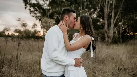 Una pareja dándose un beso Una pareja dándose un beso