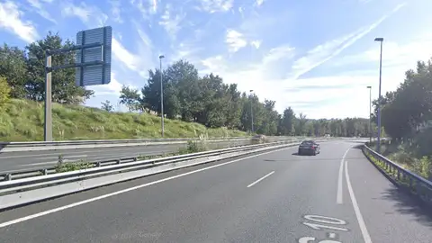 Fallece una mujer de 62 años y vecina de Astillero tras volcar su vehículo en la S-10 a la altura de Heras Fallece una mujer de 62 años y vecina de Astillero tras volcar su vehículo en la S-10 a la altura de Heras