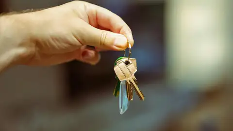 Una mano sujeta unas llaves Una mano sujeta unas llaves
