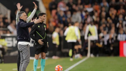 Xavier García Pimienta, en su último partido como entrenador del Sevilla en Mestalla.