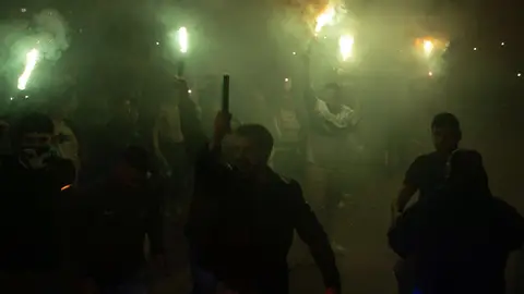 Recibimiento de la afición al Elche CF tras su victoria ante el Cádiz. Recibimiento de la afición al Elche CF tras su victoria ante el Cádiz.