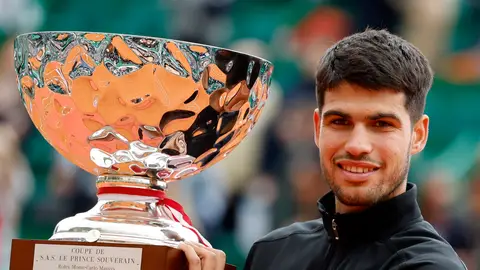 Carlos Alcaraz posa con el Trofeo de Montecarlo Carlos Alcaraz posa con el Trofeo de Montecarlo