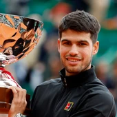 Carlos Alcaraz posa con el Trofeo de Montecarlo Carlos Alcaraz posa con el Trofeo de Montecarlo