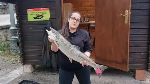 Una pescadora de Ramales captura en el río Pas el 'campanu' Una pescadora de Ramales captura en el río Pas el 'campanu'