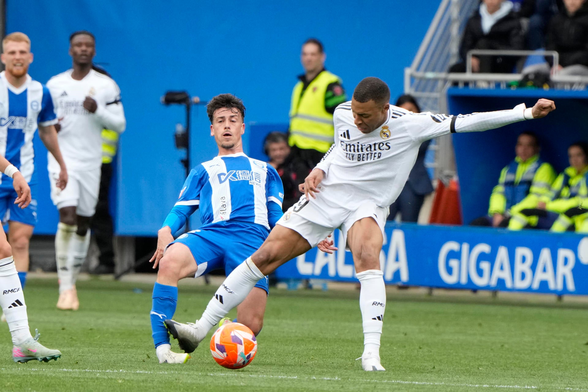 El Comité de Competición sanciona solo con un partido a Kylian Mbappé por su expulsión ante el Alavés El Comité de Competición sanciona solo con un partido a Kylian Mbappé por su expulsión ante el Alavés