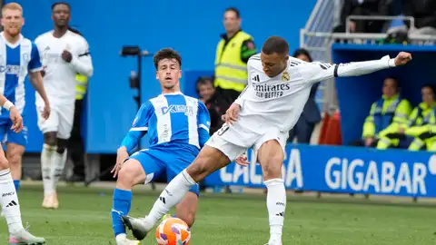 El centrocampista del Alavés Antonio Blanco (i) recibe una entrada por parte del delantero francés del Real Madrid Kylian Mbappé El centrocampista del Alavés Antonio Blanco (i) recibe una entrada por parte del delantero francés del Real Madrid Kylian Mbappé