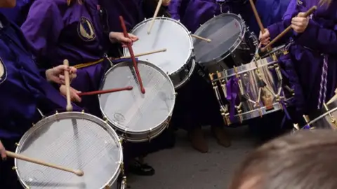 La curiosa procesión de Semana Santa que regala monas, caramelo, bocadillos o empanadillas La curiosa procesión de Semana Santa que regala monas, caramelo, bocadillos o empanadillas