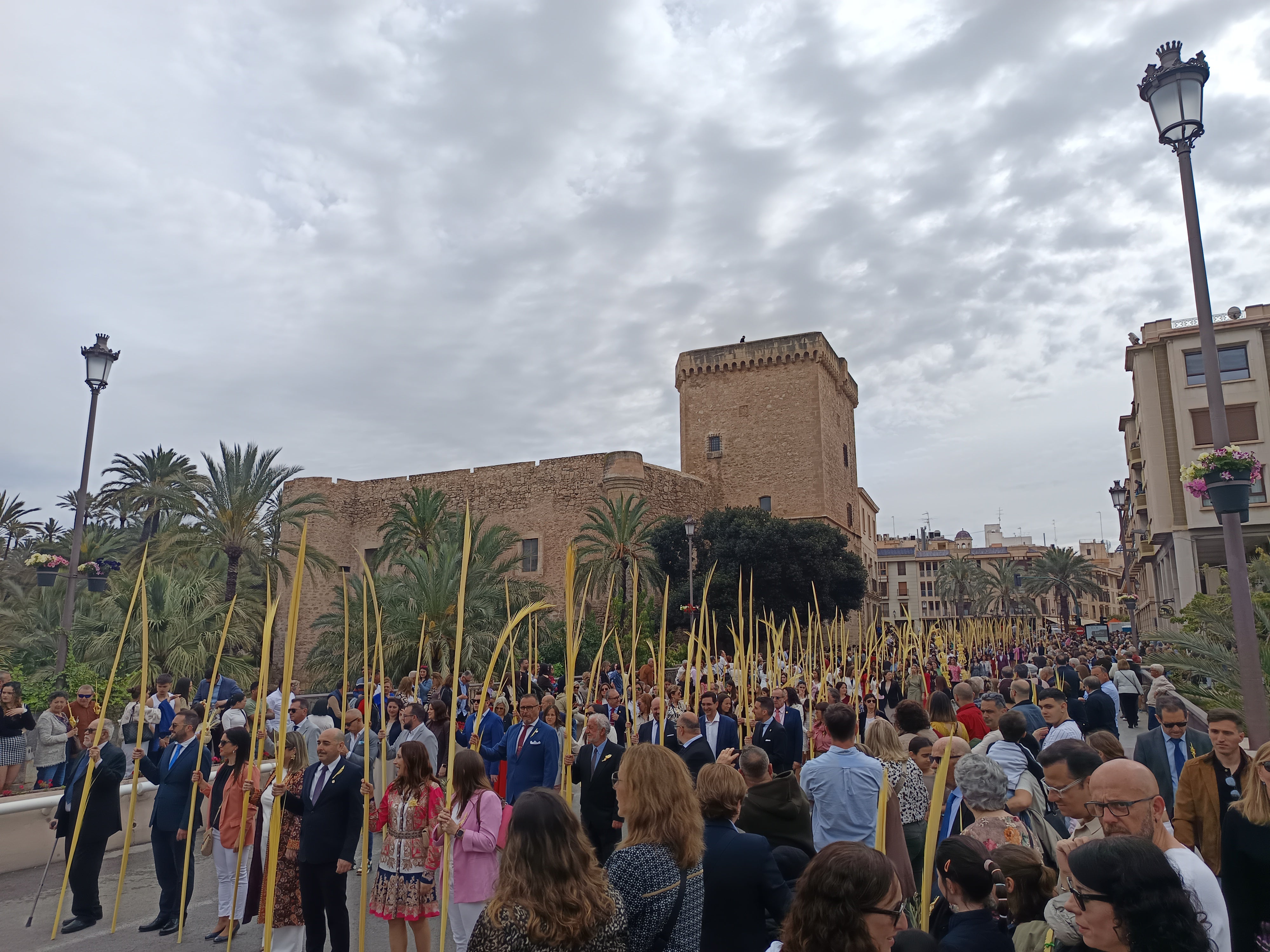 El paso de Jesús Triunfante entre un mar de palmas blancas conduce a Elche hacia la Semana Santa El paso de Jesús Triunfante entre un mar de palmas blancas conduce a Elche hacia la Semana Santa