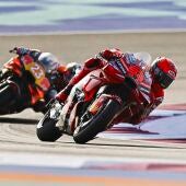 El español Marc Márquez (Ducati Desmosedici GP25), durante el entrenamiento para el Gran Premio de Motociclismo de Qatar en el Circuito Internacional de Lusail