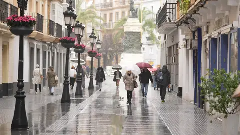 Personas protegiéndose de la lluvia en Sevilla Personas protegiéndose de la lluvia en Sevilla