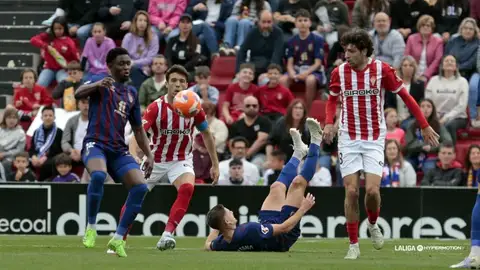 Diawara pugna con varios jugadores del Sporting. Diawara pugna con varios jugadores del Sporting.