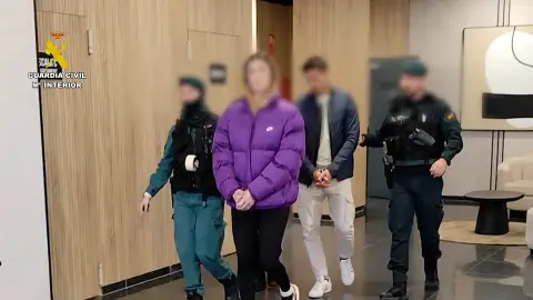 Dos de los detenidos junto a la guardia civil Dos de los detenidos junto a la guardia civil